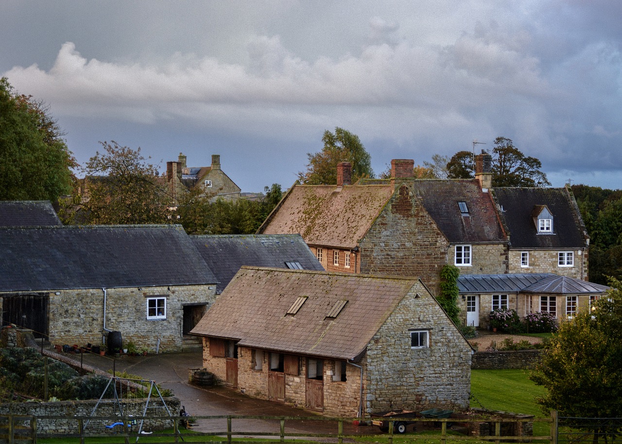 découvrez notre sélection de cottages ruraux pittoresques, nichés au cœur de la nature. parfaits pour une escapade reposante, ces hébergements allient confort moderne et charme traditionnel, idéaux pour s'évader et se ressourcer loin de l'agitation citadine.